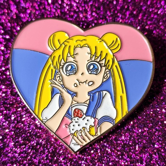 Sailor Moon Usagi Eating a Cupcake Heart Enamel Pin - Picture 1 of 2